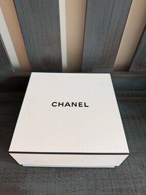 CHANEL White Gift Box
